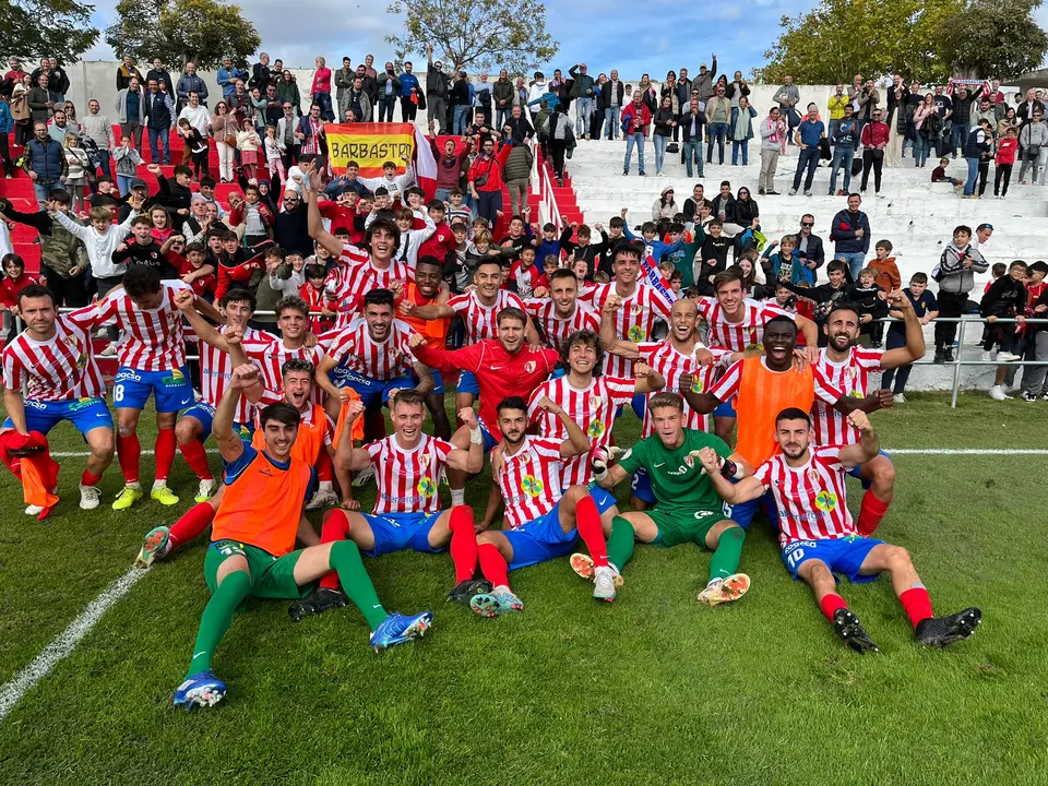 Barbastro celebrando el pase / UD BARBASTRO