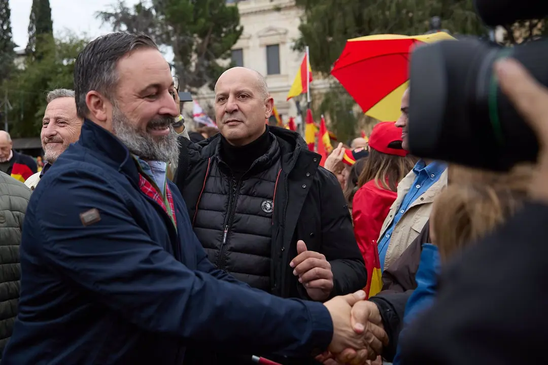El l&iacute;der de VOX, Santiago Abascal, saluda a los asistentes a una manifestaci&oacute;n / Jes&uacute;s Hell&iacute;n / Europa Press