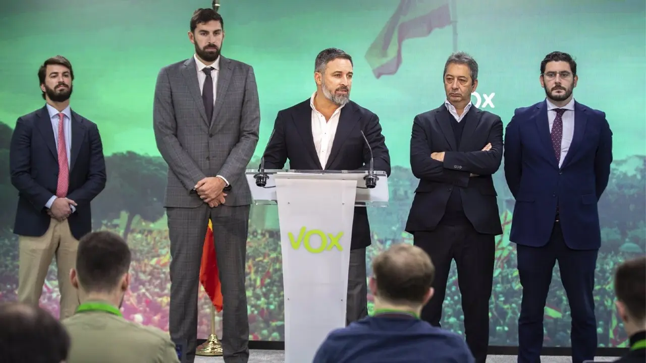 El presidente de VOX, Santiago Abascal, y los cuatro vicepresidentes de Gobiernos auton&oacute;micos de este partido / EP