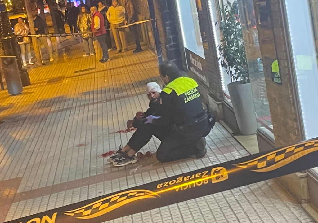 Imagen de un agente de Polic&iacute;a Local atendiendo a uno de los heridos en la pelea / H.A.