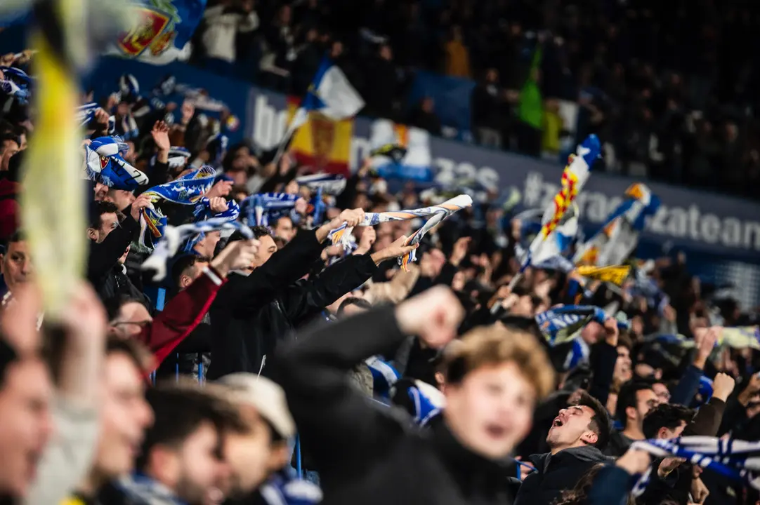 La afici&oacute;n del Real Zaragoza en La Romareda / MARCOS CEBRI&Aacute;N