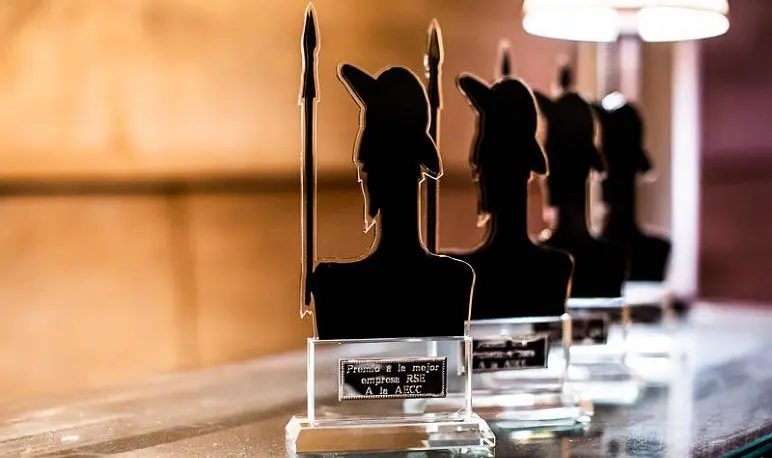 Estatuillas de los premios de RSE de Pedrola.