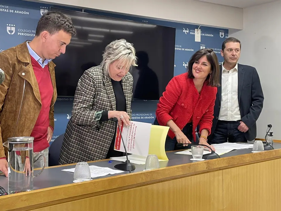 Elena Allu&eacute; (Aragoneses) y Natalia Lascorz (Tu Arag&oacute;n) han firmado el documento. - EP