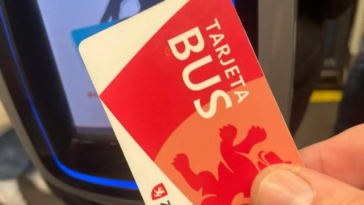 Imagen de la validaci&oacute;n de la tarjeta en el tranv&iacute;a de Zaragoza / H.A.