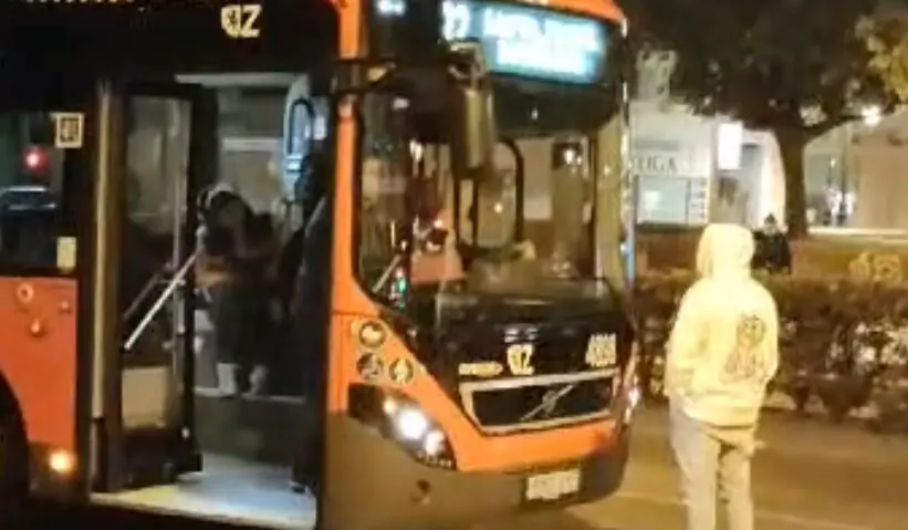 Imagen del hombre que se detiene en la carretera impidiendo que el autob&uacute;s urbano siga con su camino /H.A.