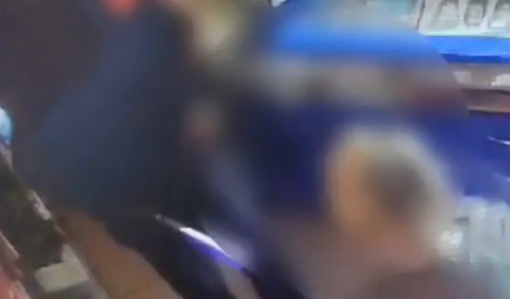 Imagen del atracador con un gran cuchillo que exhibe brillante en uno de sus atracos / PN