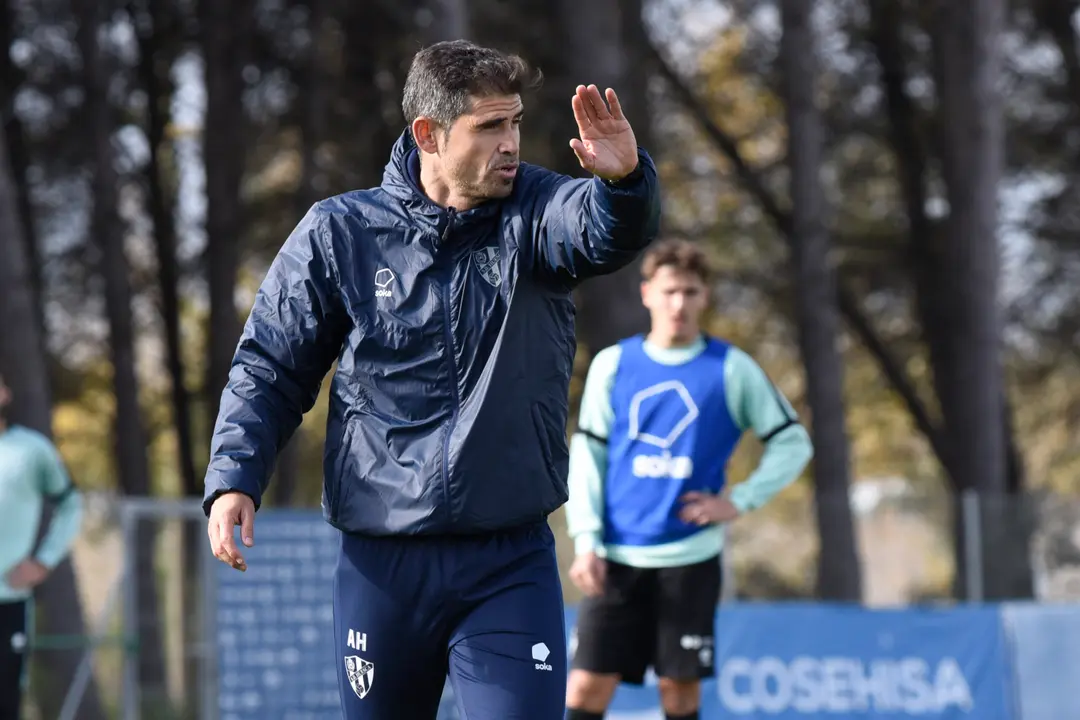 Antonio Hidalgo en un entrenamiento / SD HUESCA