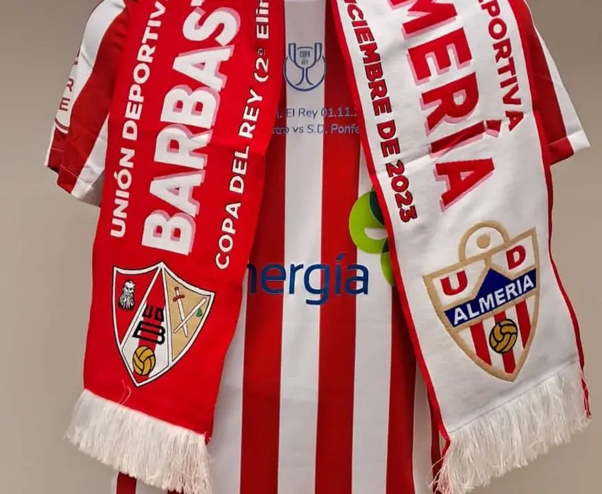 Camiseta  y bufanda conmemorativa del Barbastro-Almer&iacute;a / TWITTER BARBASTRO
