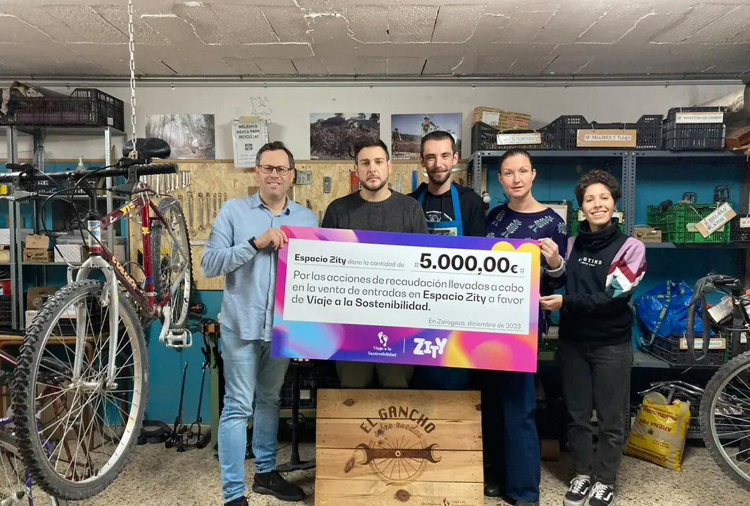 Michel P&eacute;rez, promotor de Espacio Zity, entrega el cheque a la ONG &ldquo;Viaje a la sostenibilidad&rdquo;