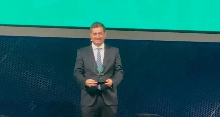 Jorge Pina, director de medio ambiente de Endesa durante la recogida del premio en Dubai. 