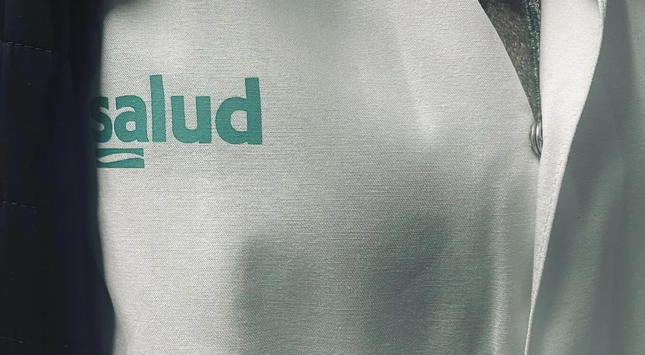 Imagen de la bata con la que trabaja Yolanda en el Centro de Salud de Casetas /H.A.