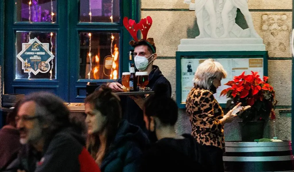 Tres amigos toman el aperitivo para celebrar la llegada de la Nochebuena / Alejandro Mart&iacute;nez V&eacute;lez / Europa Press