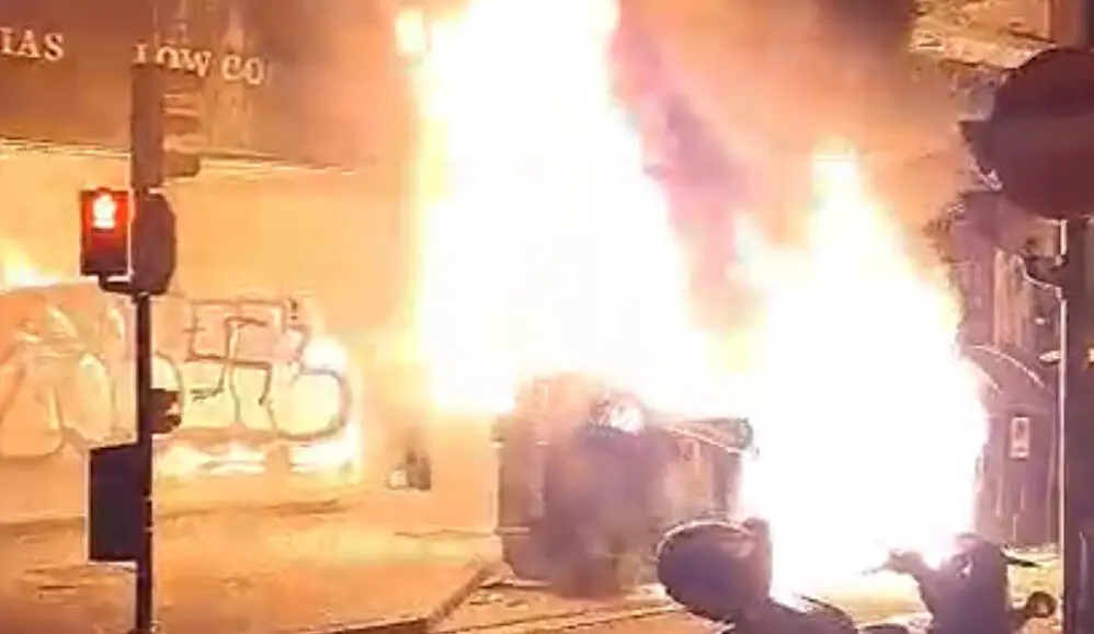 Imagen de contenedores ardiendo en la calle Silvestre P&eacute;rez (Archivo) /H.A.