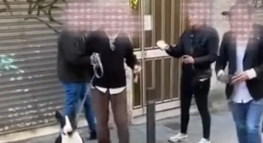 Imagen del momento del intento de enga&ntilde;o por el m&eacute;todo de la paloma a un hombre mayor en Barcelona / PI STUDIO