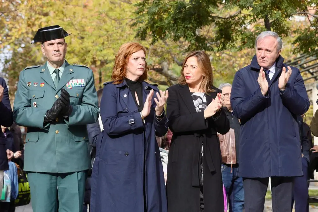 La alcaldesa de Zaragoza, Natalia Chueca y el Presidente del Gobierno Aragon&eacute;s, Jorge Azc&oacute;n, en el homenaje a las v&iacute;ctimas / Daniel Marcos