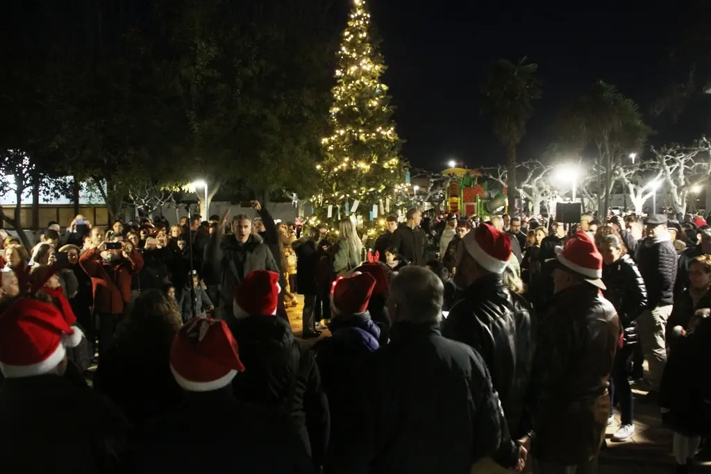 Imagen de archivo del encendido de Navidad de Pinseque 2023. / HA