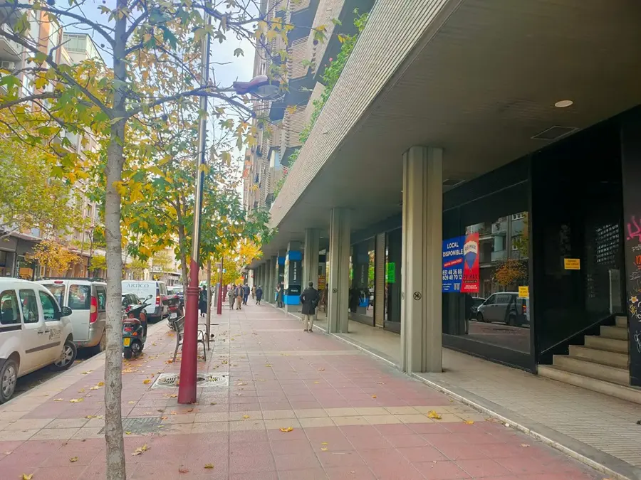 El tramo central del Paseo de las Damas concentra varios locales cerrados / Hoy Arag&oacute;n