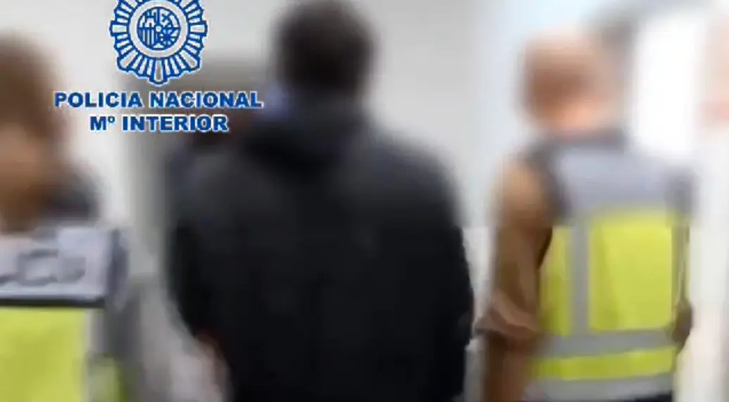 Imagen de hombre de 40 a&ntilde;os tras ser detenido por las agentes de polic&iacute;a del Actur /P.N.