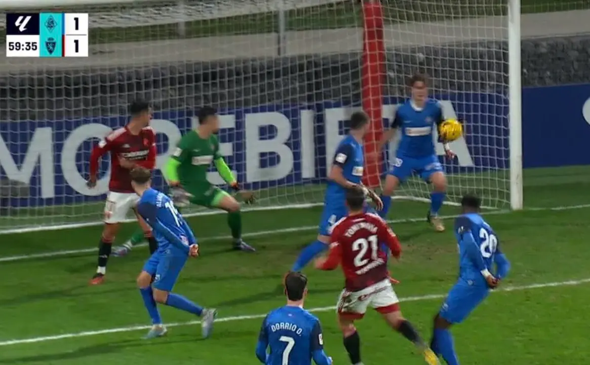 Momento del penalti no se&ntilde;alado / LIGA HYPERMOTION