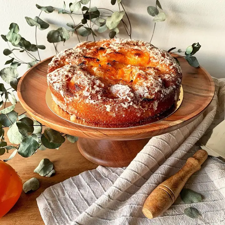 Pastel de bizcocho con melocot&oacute;n ba&ntilde;ado en alm&iacute;bar de vino blanco / Cibus en tu mesa