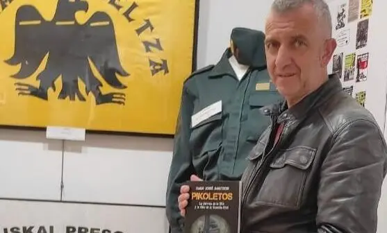 Imagen de Juan Jos&eacute; Mateos sosteniendo su libro 'Pikoletos' /Cedida a H.A.