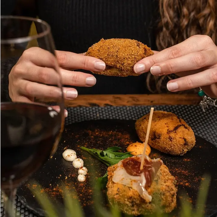 Las opciones para tapear el 24 de diciembre son m&uacute;ltiples en Zaragoza / Costa 8 Gastrobar