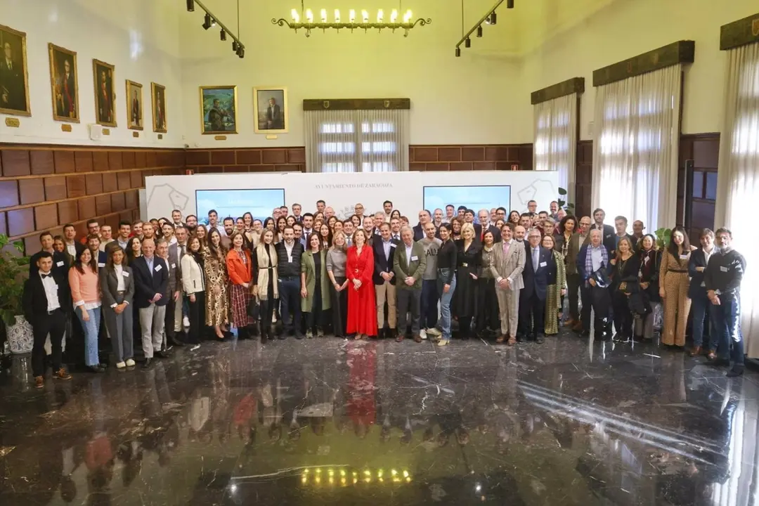 Foto de familia en el Sal&oacute;n de Recepciones del Ayuntamiento / Toni Gal&aacute;n