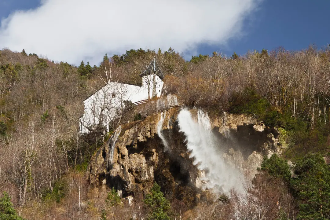 Seg&uacute;n la leyenda, las aguas de esta cascada anticipan calamidades y &eacute;pocas de  bonanza / Huesca la Magia