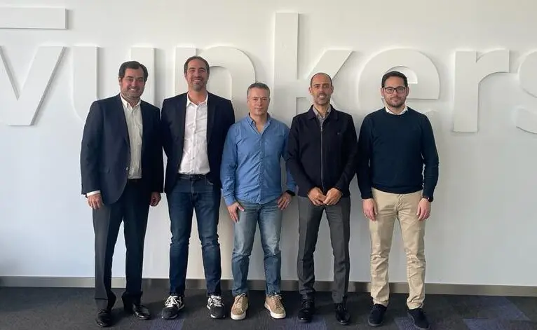 De izquierda a derecha:
Ricardo Mur, socio de Arqa; Albert Mas y Jordi Cortes, socios fundadores de Vunkers; Jos&eacute; Mar&iacute;a Alzaga y Lucas Mart&iacute;nez, director general y director comercial de Gotor / Vunkers