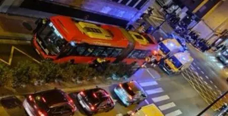 Imagen de instantes despu&eacute;s del accidente con la presencia de Polic&iacute;a Local y varias ambulancias / Cedida a H.A.