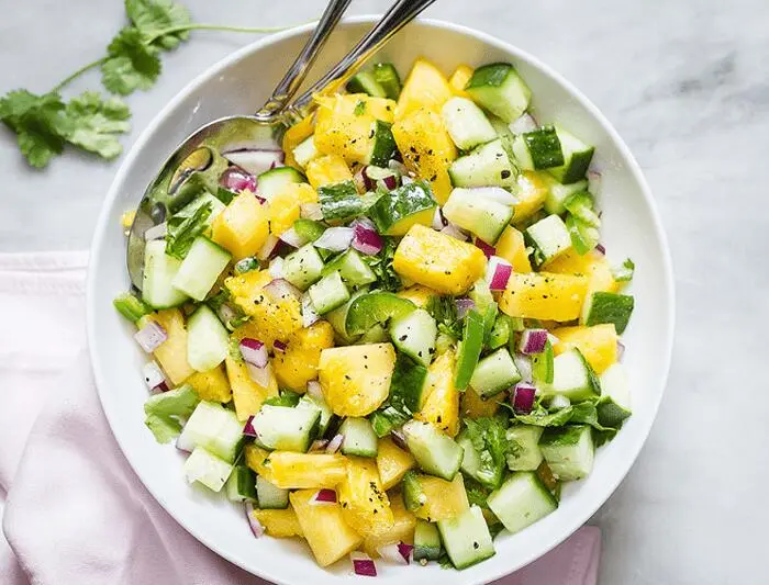 Una de las mejores opciones para introducir la pi&ntilde;a es en ensaladas