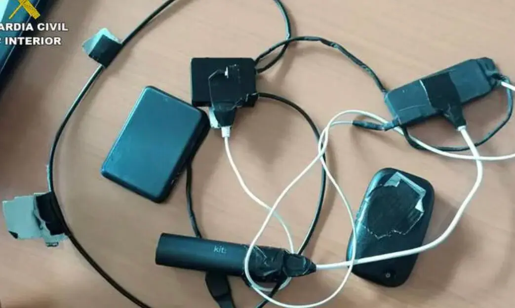 Imagen de un sistema de escucha similar al que le detectaron al joven que se examinaba en Teruel / G.C.