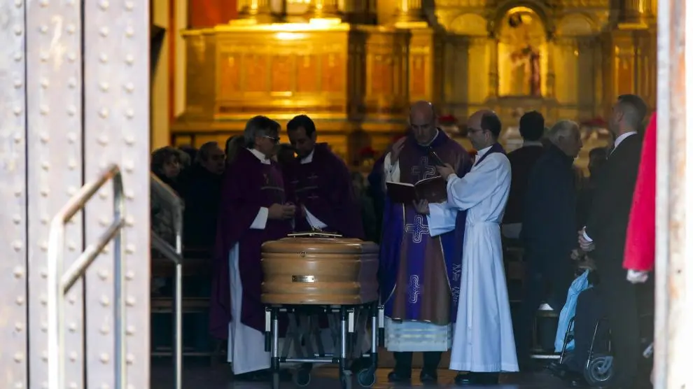 La llegada del feretro de C&eacute;sar Alierta a la iglesia de Santiago el Mayor / Javier Cebollada / EFE