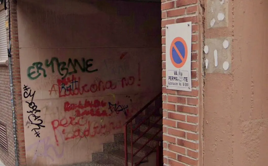 El n&uacute;mero 6 de la calle Monta&ntilde;&eacute;s donde se produjo uno de los acuchillamientos /H.A.