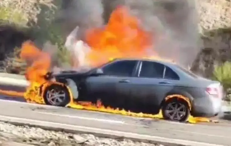 Un coche se incendia en la Z30 a la altura de Puerto Venecia / @dstylezgz /instagram