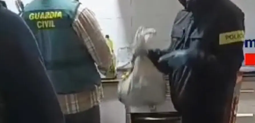 Parte del bot&iacute;n que la polic&iacute;a localiz&oacute; en el piso del l&iacute;der de la banda / G.C,