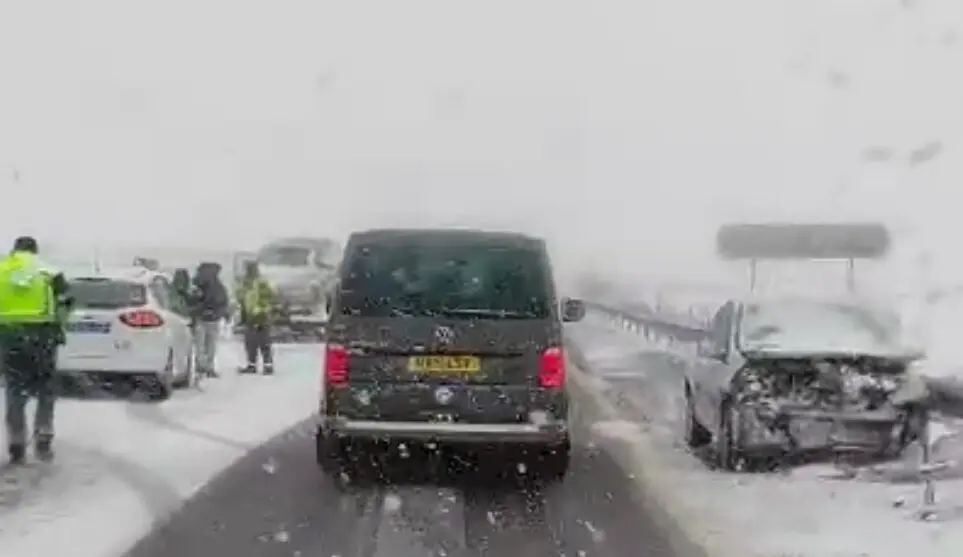 imagen de la A-2 en La Muela con grandes retenciones y accidentes de veh&iacute;culos /H.A.