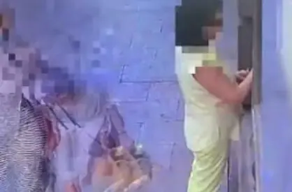 Imagen del robo al descuido del bolso de una mujer que sacaba dinero en Zaragoza /P.N.