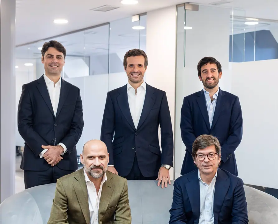 Los socios del fondo Hyperion Fund FCR, entre los que se encuentran el exl&iacute;der del PP, Pablo Casado, y el sobrino de Ana Bot&iacute;n, Ricardo G&oacute;mez-Acebo Bot&iacute;n | HYPERION
