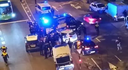 Imagen del coche rodeado por patrullas policiales/ Susana Iturbide. Facebook