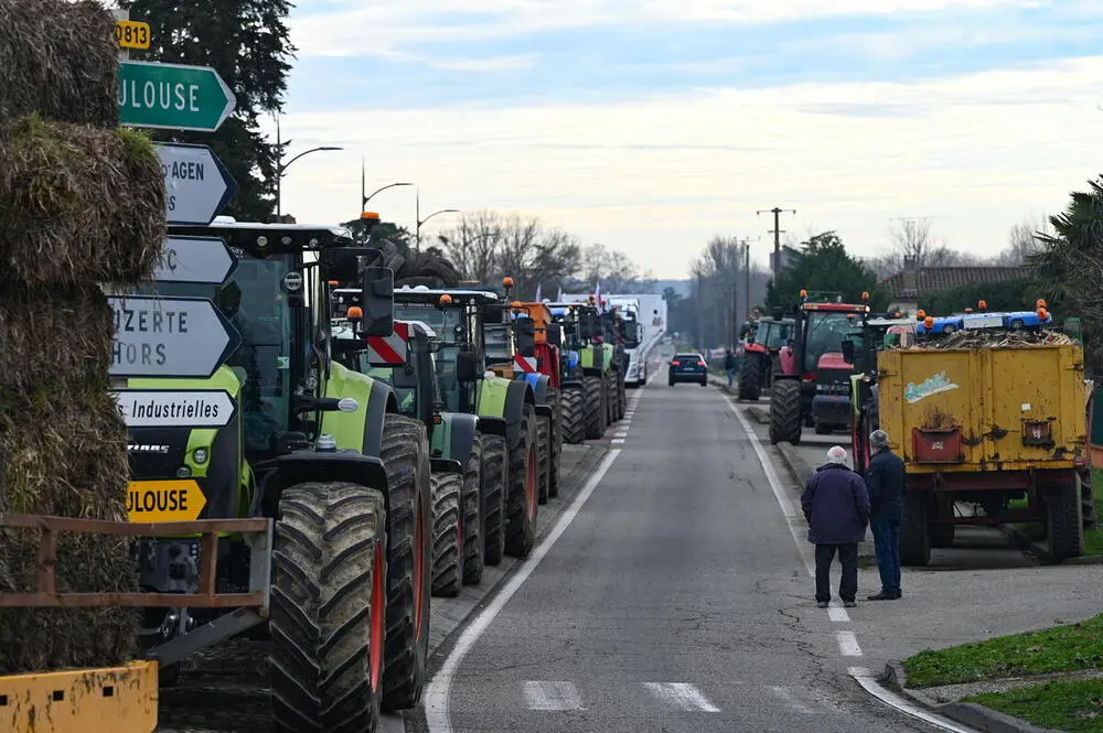 Agricultores franceses participan en una manifestaci&oacute;n con sus tractores en Valence d'Agen, sur de Francia, este lunes. La manifestaci&oacute;n ya no permite el acceso al la central nuclear de Golfech y las carreteras est&aacute;n bloqueadas. EFE/CAROLINE BLUMBERG