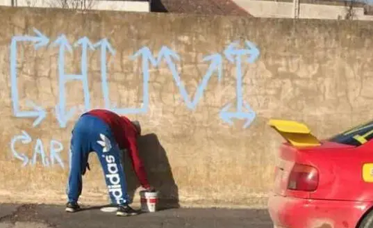 Imagen del presunto acosador escribiendo en paredes de Gra&ntilde;&eacute;n /Facebook 'Amigos de Gra&ntilde;&eacute;n'
