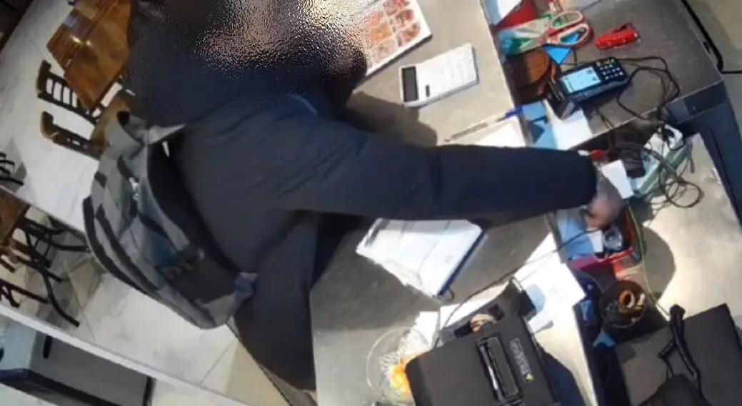 Imagen de una c&aacute;mara grabando el momento en el presuntamente roba un tel&eacute;fono m&oacute;vil /Cedida a H.A.