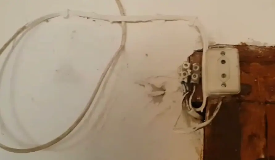 Imagen de la deficiente y antigua instalaci&oacute;n el&eacute;ctrica de la casa de la familia de Santiago /H.A.
