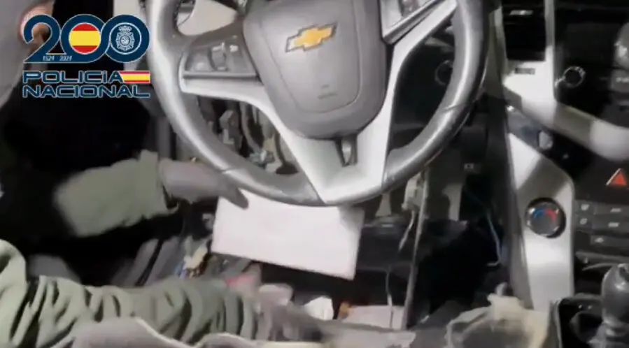 Imagen de uno de los coches 'caleta' que llevaba la droga oculta /P.N.