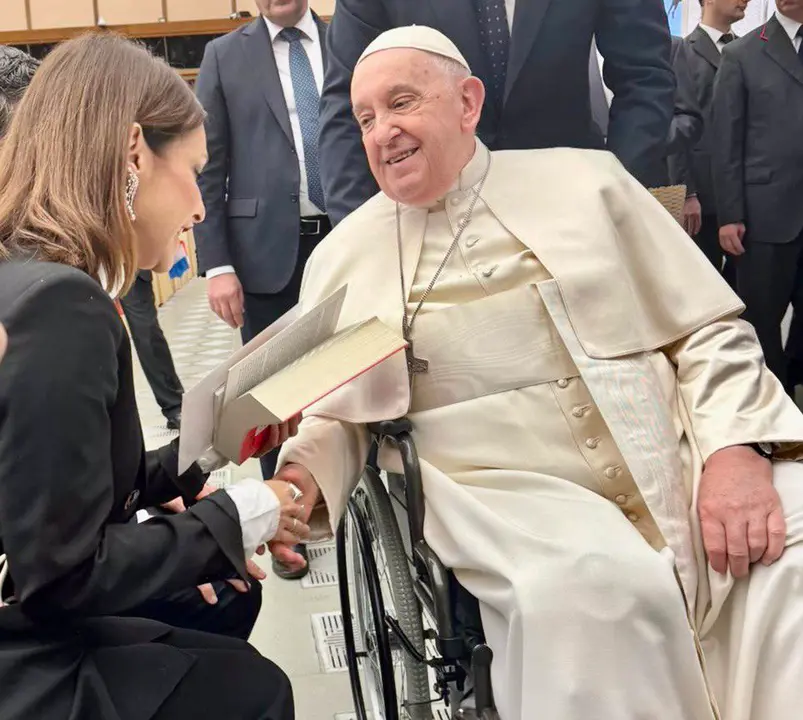 Paula Ortiz en el Vaticano con el Papa Francisco / GRAN V&Iacute;A COMUNICACI&Oacute;N