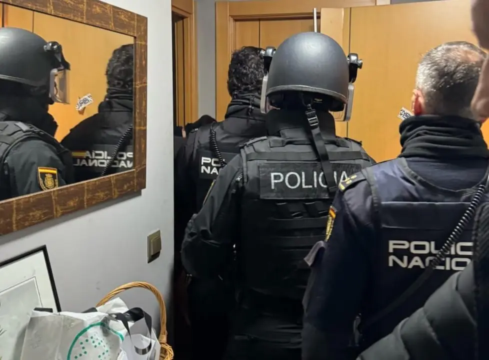 Imagen de los GOES entrando en el domicilio del atrincherado /P.N.