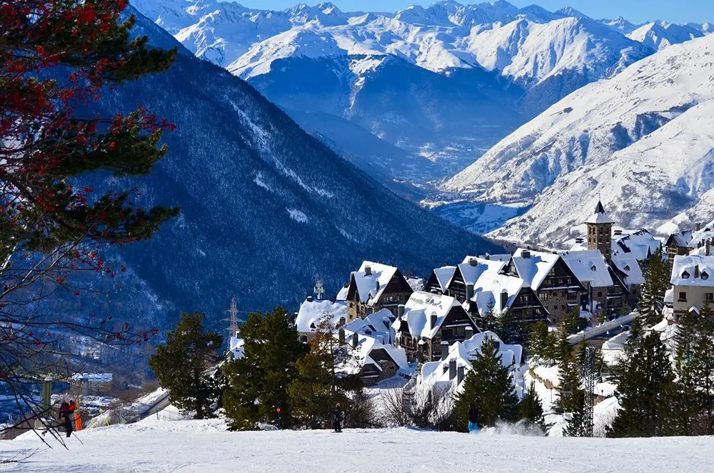 Baqueira Beret est&aacute; rodeado de un importante patrimonio cultural y natural / Baqueira Beret