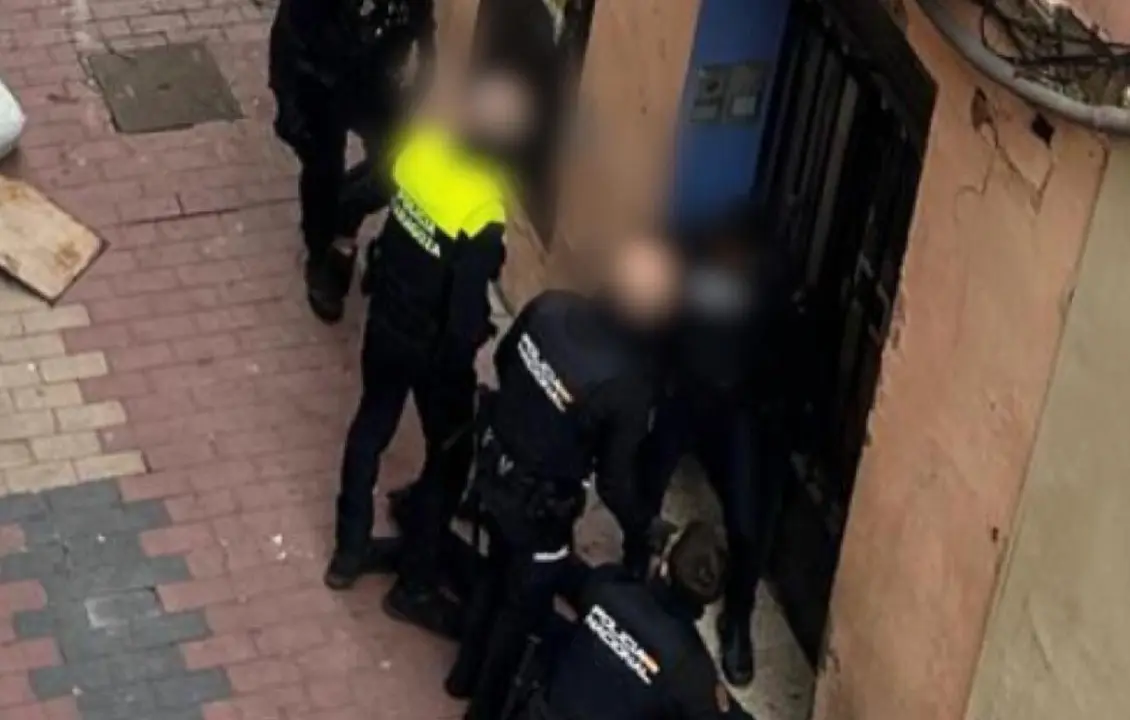 Imagen de la detenci&oacute;n de una de las dos personas en la calle Pigantelli /
'Calles Dignas'