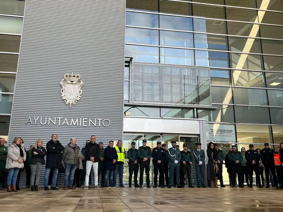 Minuto de silencio a las puertas del Ayuntamiento de Cuarte de Huerva. / Ayuntamiento Cuarte